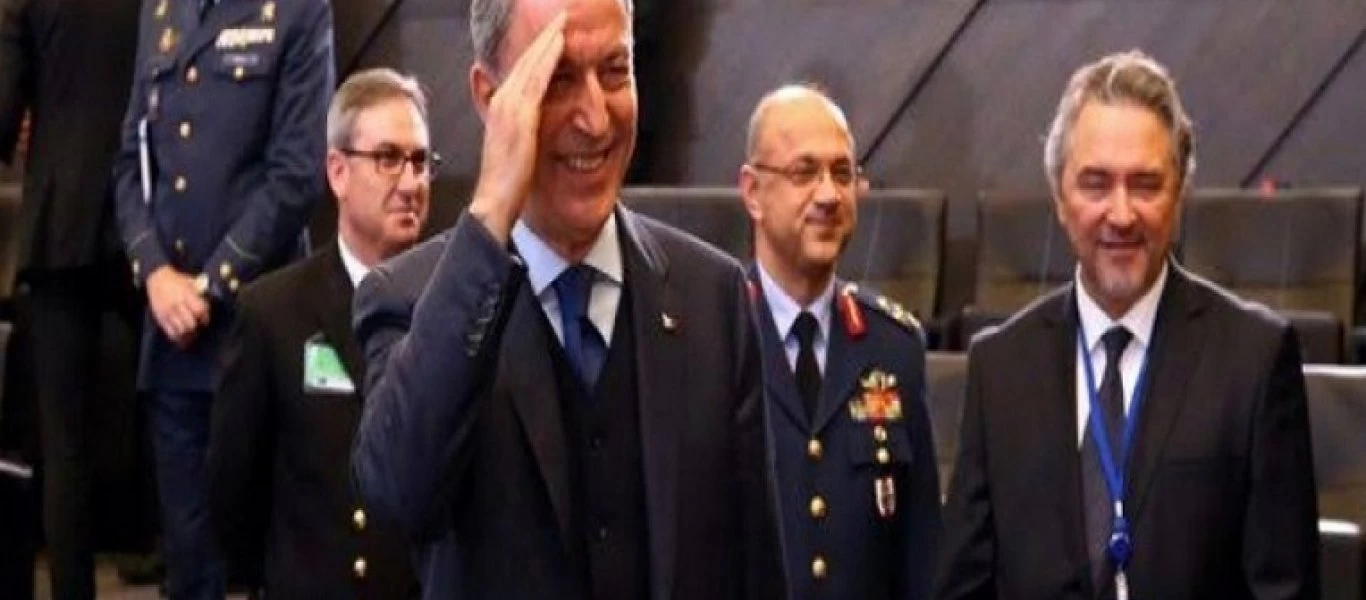 Προκλητικός ο Ακάρ: Χαιρέτησε στρατιωτικά τους ομολόγους του στο ΝΑΤΟ (βίντεο)
